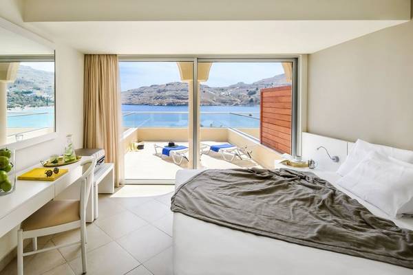 Suite-Zimmer im Lindos Royal Resort mit Blick auf das Meer und die Berge.