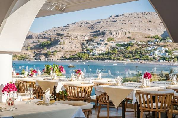 Außenterrasse des Lindos Royal Resorts mit Blick auf das Meer und den Berg.