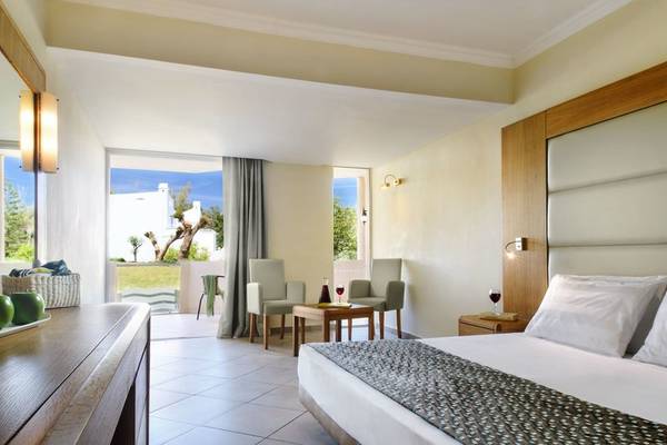 Doppelbettzimmer im Lindos Royal Resort mit Blick auf den Garten