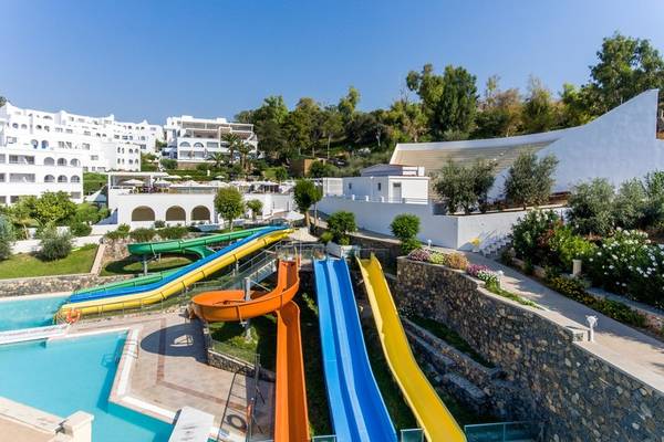 Luftaufnahme des Lindos Royal Resorts mit mehreren bunten Wasserrutschen und einem Pool.