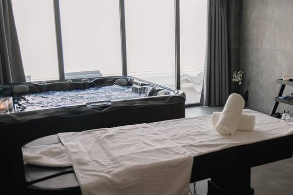 Spa-Bereich im Lindos Royal Resort mit Whirlpool und Behandlungstisch.