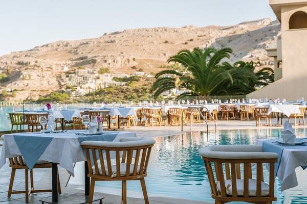 Außen-Essbereich am Pool des Lindos Royal Resorts mit Blick auf die Berge