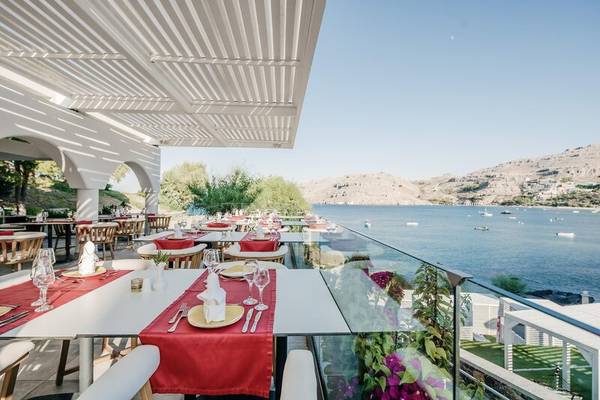Terrasse des Lindos Royal Resorts mit Blick auf das Meer und Berge
