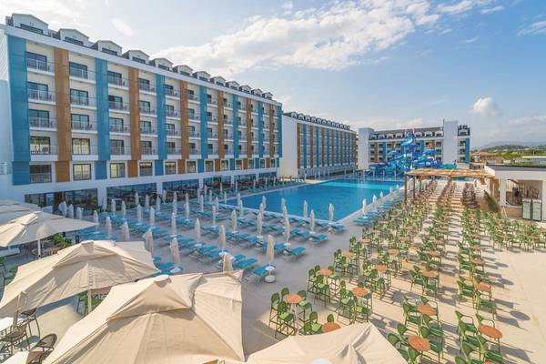 Außenansicht des Arcanus Hotels Trendline Side mit Swimmingpool und Sonnenliegen.