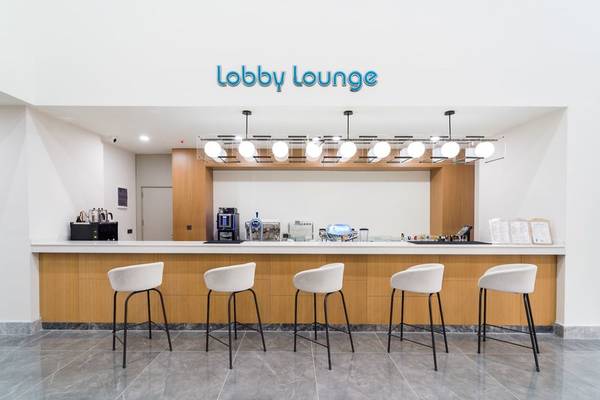 Lobby-Lounge im Arcanus Hotels Trendline Side mit Bar und Sesseln