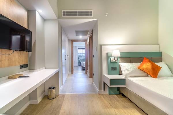 Hotelzimmer im Arcanus Hotels Trendline Side mit Fernseher, Schreibtisch und Bett.
