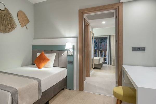 Hotelzimmer im Arcanus Hotels Trendline Side mit Bett, Deko und Fernseher.