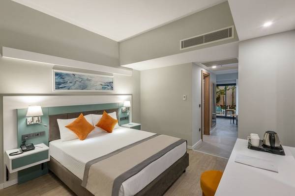Hotelzimmer von Arcanus Hotels Trendline Side mit Doppelbett, Schreibtisch und Kaffeemaschine.
