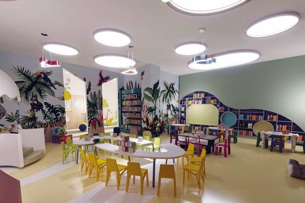 Kinderspielzimmer im Arcanus Hotels Trendline Side mit bunten Möbeln und Bücherregalen.