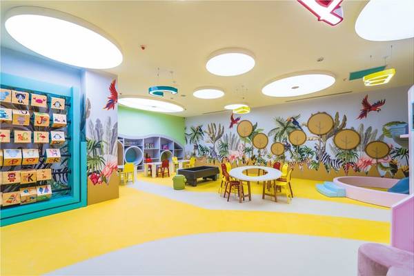 Kinderzimmer mit bunten Möbeln, Spielsälen und farbigen Wandmalereien.