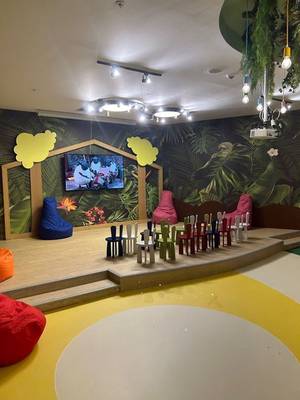 Spielbereich für Kinder im Arcanus Hotels Trendline Side mit bunten Sitzsäcken und Stühlen.