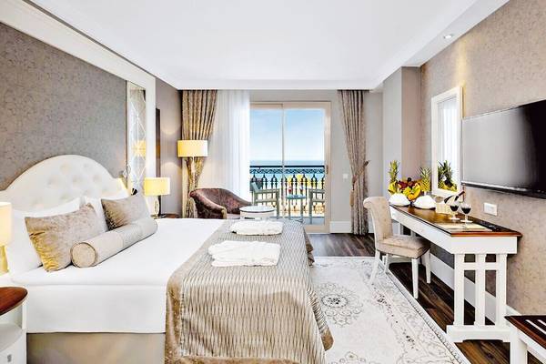 Hotelzimmer mit Balkon und Meerblick im Sunis Efes Royal Palace Resort & Spa.