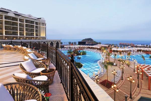 Aussicht von der Terrasse des Sunis Efes Royal Palace Resort & Spa mit Swimmingpool und Meerblick