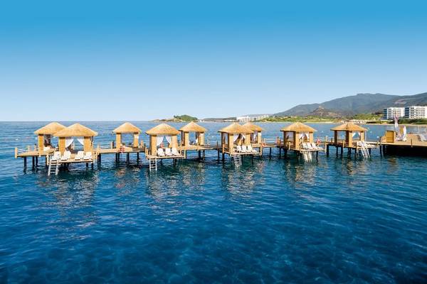 Luftaufnahme des Sunis Efes Royal Palace Resort & Spa mit Wasserbungalows