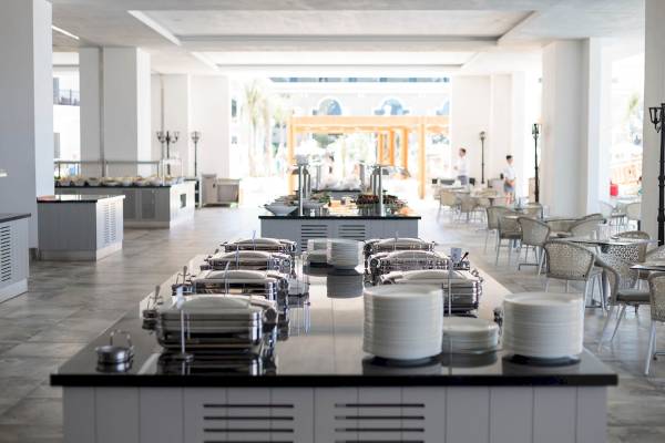 Innenansicht des Restaurants im Sunis Efes Royal Palace Resort & Spa mit Buffettischen und Speisen.