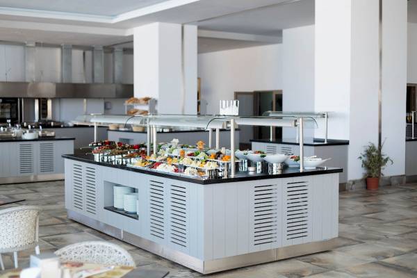 Buffet-Tisch im Sunis Efes Royal Palace Resort & Spa mit verschiedenen Speisen und Gerichten.