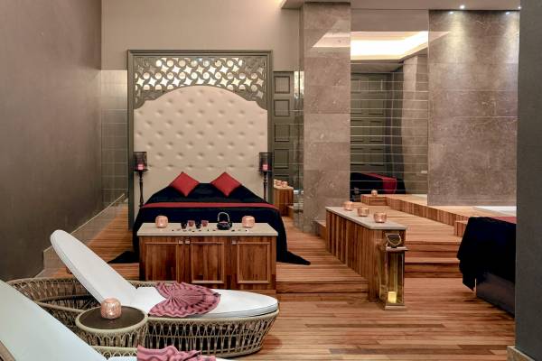 Schlafzimmer im Sunis Efes Royal Palace Resort & Spa mit Bett, Dekor und Lounge-Bereich.