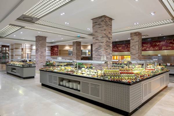 Buffetbereich im Sunis Efes Royal Palace Resort & Spa mit vielen Speisen und Getränken.