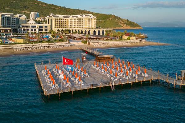 Luftaufnahme des Sunis Efes Royal Palace Resort & Spa mit Blick auf das Hotel, Strand und Wasser