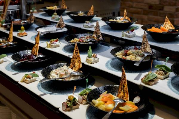 Buffet-Tisch mit verschiedenen Speisen im Sunis Efes Royal Palace Resort & Spa.
