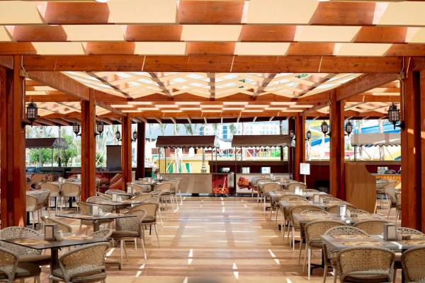 Innenbereich des Restaurants im Sunis Efes Royal Palace Resort & Spa mit gedeckten Tischen und Stühlen.