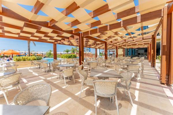 Außenrestaurant des Sunis Efes Royal Palace Resort & Spa mit vielen Tischen und Stühlen.