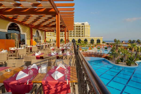 Außenrestaurant des Sunis Efes Royal Palace Resorts & Spa mit Blick auf den Pool.