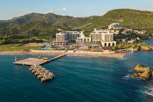 Aussenansicht des Sunis Efes Royal Palace Resort & Spa mit Pool und Strand