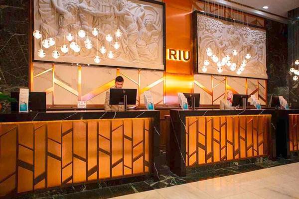 Rezeption des Riu Plaza Espana Hotels mit zwei Mitarbeitern am Schalter