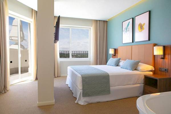 Hotelzimmer im Riu Plaza Espana mit einem großen Bett und Blick aus dem Fenster.
