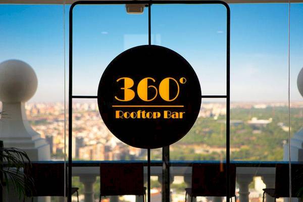 Schild des 360° Rooftop Bars des Riu Plaza Espana mit Blick auf die Stadt
