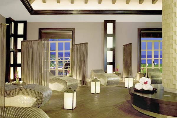 Spa-Lounge im Secrets St. James Hotel mit modernen Möbeln und großen Fenstern.