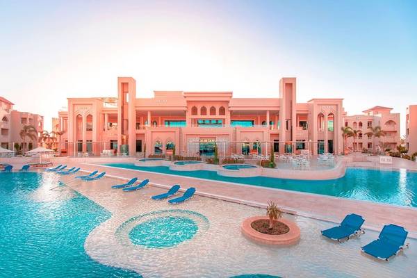 Außenpools des Pickalbatros Aqua Blu Resort in Hurghada mit blauen Liegestühlen.