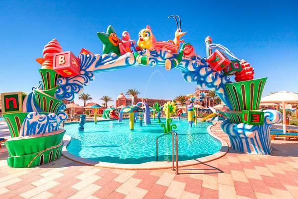 Farbiges Eingangsportal zum Schwimmbad des Pickalbatros Aqua Blu Resorts in Hurghada