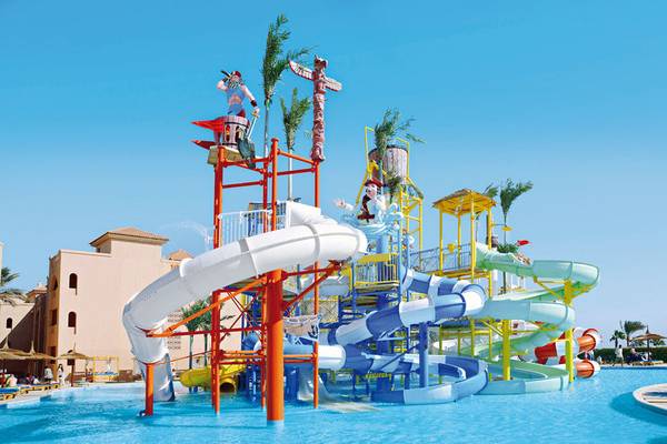 Wasserrutsche im Pickalbatros Aqua Blu Resort - Hurghada mit bunten Rutschen und Piratenfiguren.