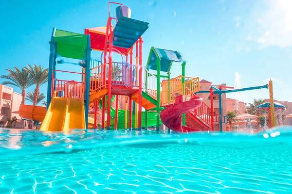 Wasserpark im Pickalbatros Aqua Blu Resort in Hurghada mit bunten Rutschen und Pools