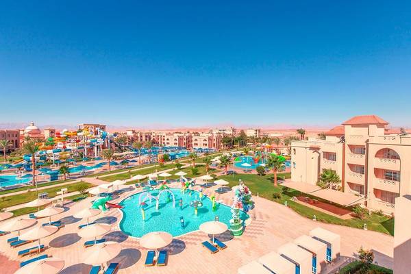 Luftaufnahme des Pickalbatros Aqua Blu Resorts in Hurghada mit Swimmingpool, Wasserrutschen und Sonnenliegen.