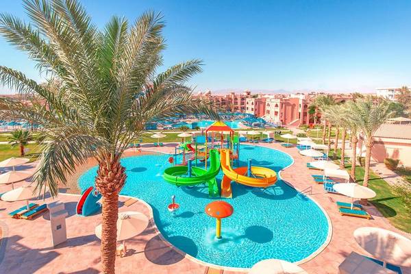Wasserpark im Pickalbatros Aqua Blu Resort in Hurghada mit bunten Rutschen und Pools.