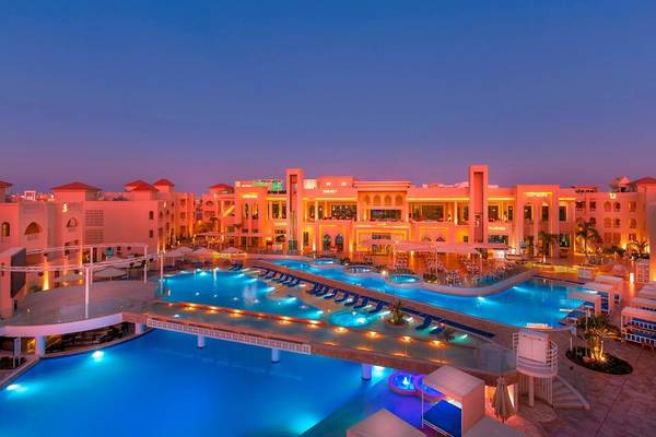 Pickalbatros Aqua Blu Resort in Hurghada bei Nacht mit beleuchteten Pools und Hotelgebäuden