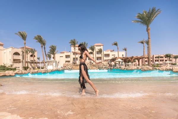 Frau am Pool im Pickalbatros Aqua Blu Resort - Hurghada