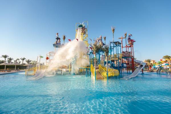 Wasserpark im Pickalbatros Aqua Blu Resort in Hurghada mit Wasserrutschen und Springbrunnen.