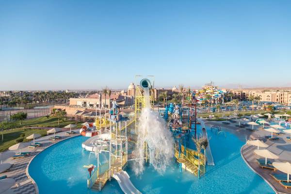 Luftaufnahme des Pickalbatros Aqua Blu Resort Wasserparks in Hurghada mit Rutschen und Pools.