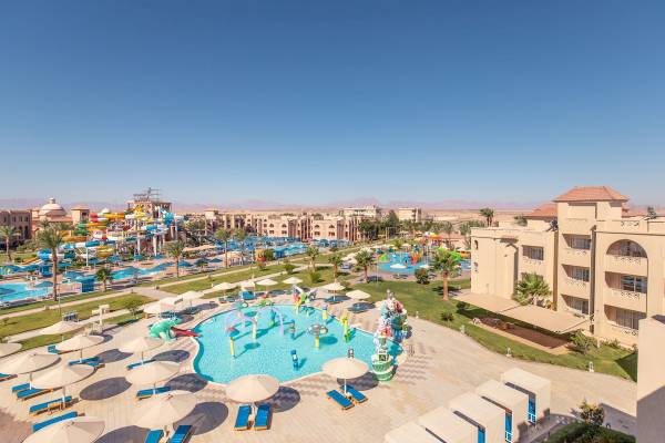 Luftaufnahme des Pickalbatros Aqua Blu Resorts in Hurghada mit Swimmingpools, Wasserrutschen und Sonnenliegen.