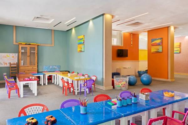 Kinderzimmer im Pickalbatros Aqua Blu Resort - Hurghada mit bunten Tischen und Stühlen.