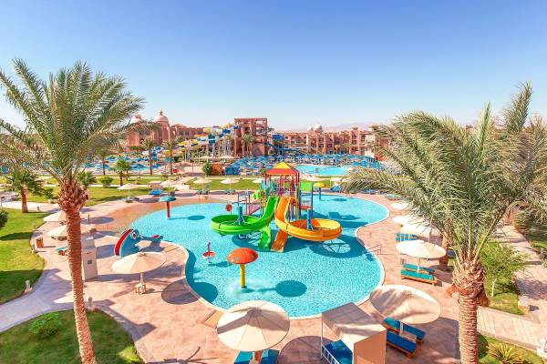 Luftaufnahme des Pickalbatros Aqua Blu Resort Wasserparks mit Rutschen und Schwimmbecken.