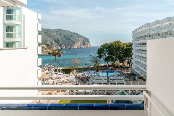 Aussicht vom Balkon des ALUA Gran Camp de Mar auf das Meer und das Hotel.