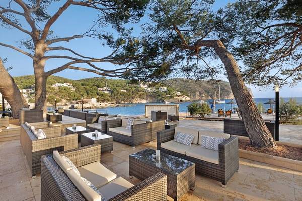 Außenbereich des ALUA Gran Camp de Mar Hotels mit Blick auf das Meer