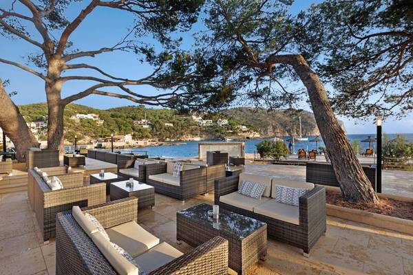Terrasse des ALUA Gran Camp de Mar mit Sitzen und Tischen am Meer