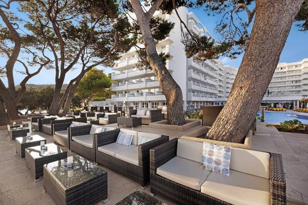 Loungebereich außen des ALUA Gran Camp de Mar Hotels mit modernen Möbeln und Bäumen.