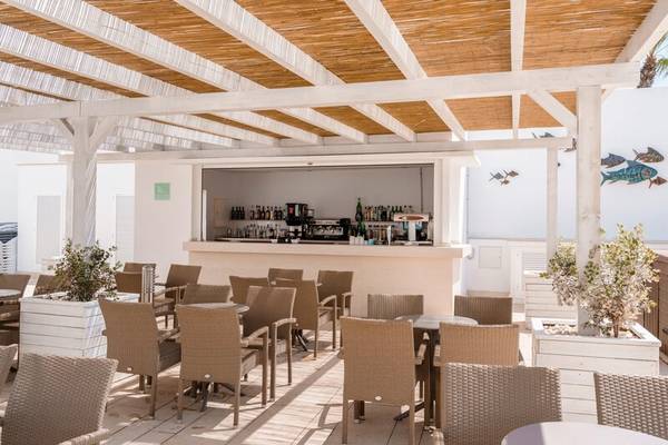 Terrasse des ALUA Gran Camp de Mar Hotels mit Bar und Tischen
